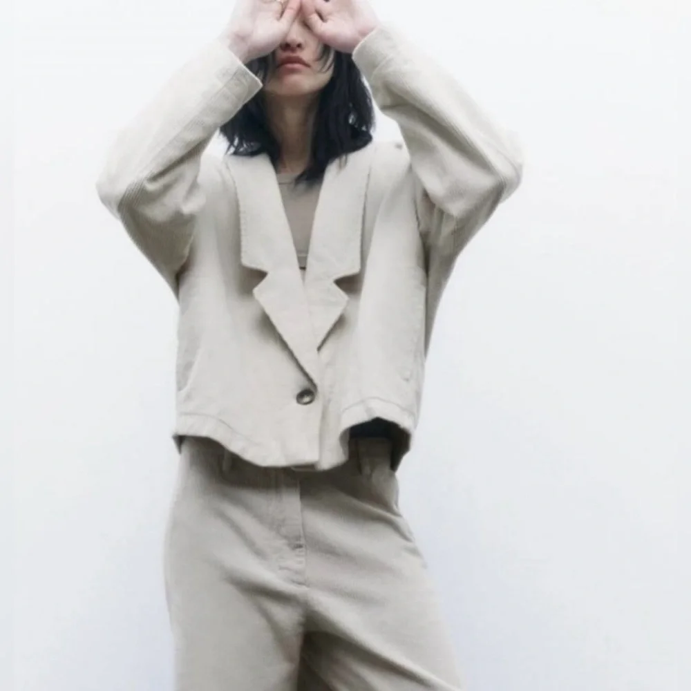 Women’s Zara Oversized Corduroy Blazer Boxy Jacket Ecru Beige Size‎ Medium.
